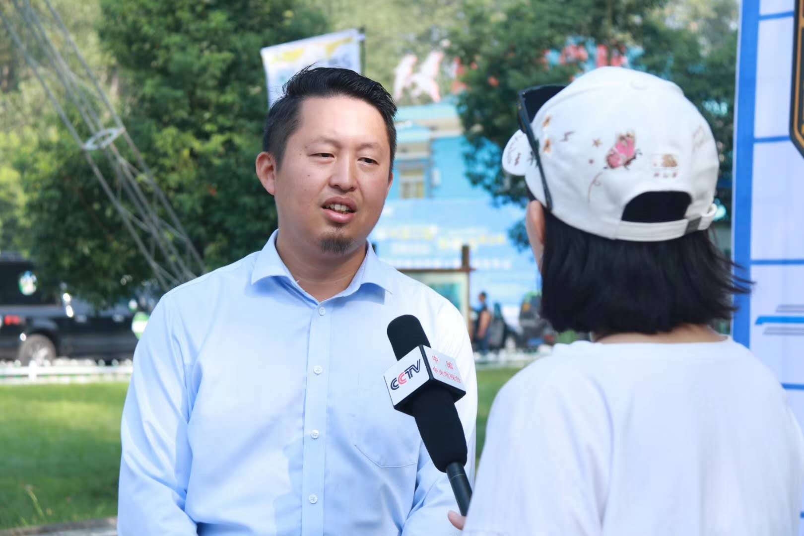 吴群学接受央视采访
