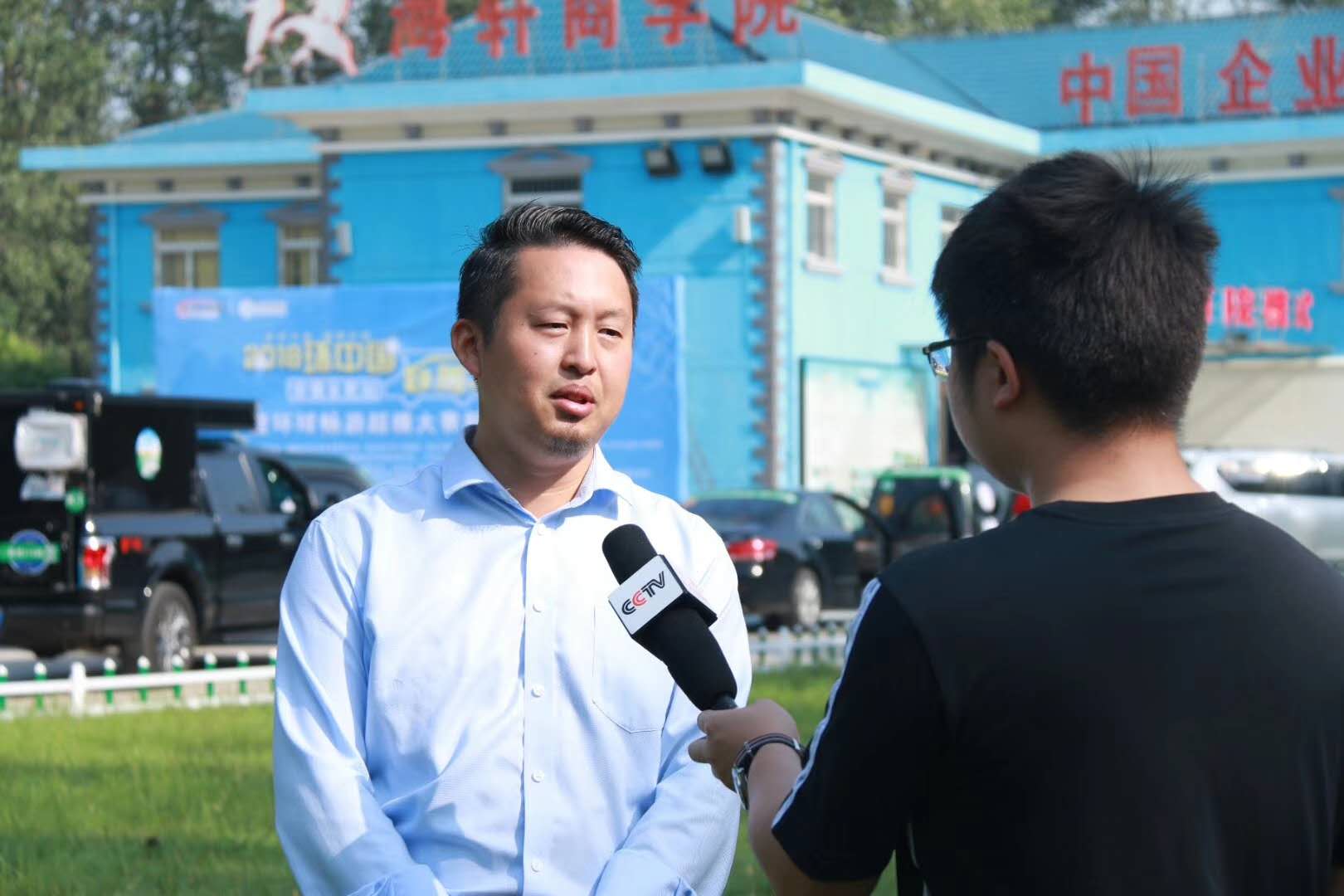 吴群学接受央视采访