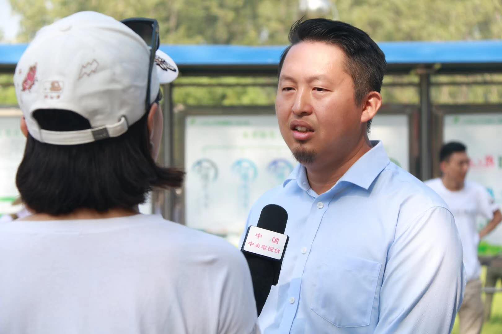 吴群学接受央视采访